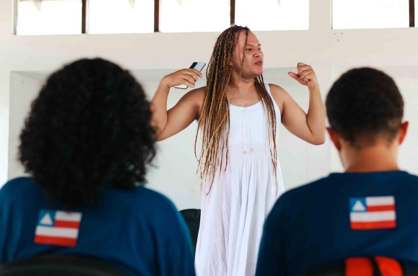  A poesia nossa de cada dia: projeto leva pocket show e oficina literária a Ilhéus
