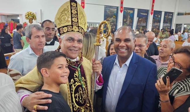  Prefeito Robertinho prestigia posse de Dom Aldemiro Sena e convida novo bispo para visita especial a Mucuri