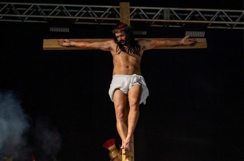  Encenação “A Paixão de Cristo” reúne grande público e fortalece cenário cultural em Teixeira de Freitas